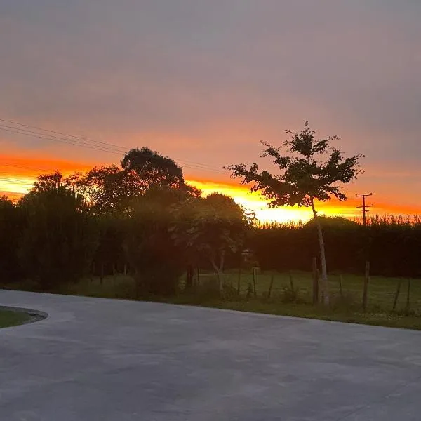 Self check-in double or single farm view rooms, hotel em Te Miro