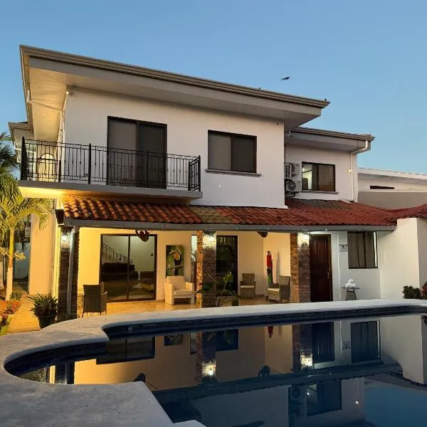 ZEUS GUEST HOUSE & CAR RENTAL- Free SJO Airport Shuttle-NATIONWIDE PRÍVATE SHUTTLE SERVICE- zeusguesthouse com, hotel in La Garita