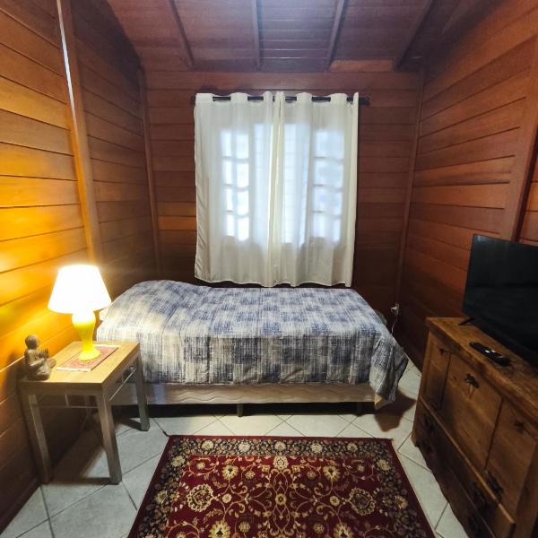 quarto aconchegante com cama de solteiro