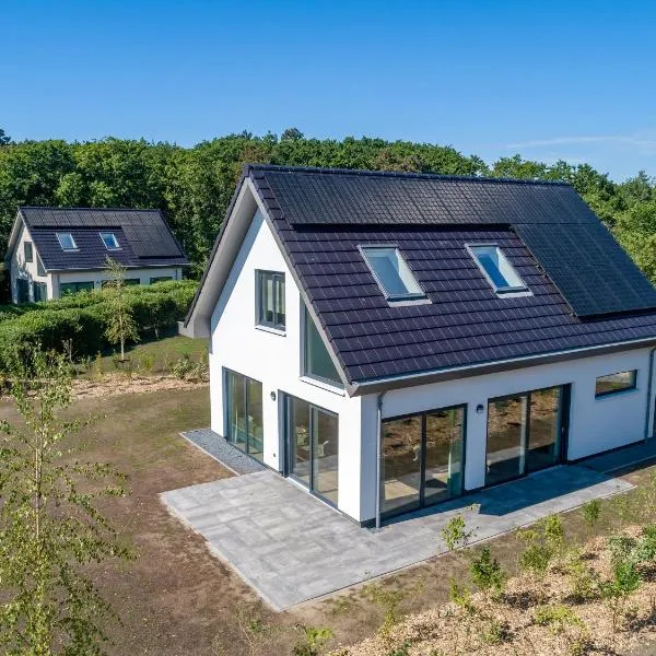 Great holiday home energy neutral on Texel with sauna and sun shower, hotel in Westermient