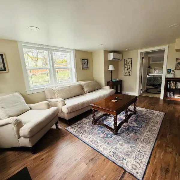 State Street Cottage, Suite 1, hotel in Pullman