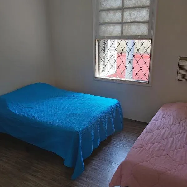 Pousada Mega - 4 Qtos Priv Andar Superior c Sala de TV Wifi - Mesa de Jantar a 200 mts da Praia - 3 a 4 Vagas de Garagem Privativa, hotel em Santos