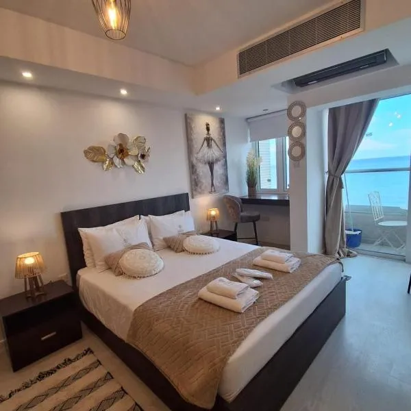 Lazuli Sea View Beachfront Studio Nr 305 – hotel w Larnace