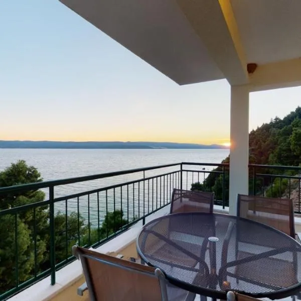 Apartments Andrea - Beachfront & Sea-view Terrace, hotel en Marusici 