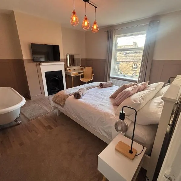 Viesnīca Historic Brontë Cottage Log Burner & Roll-Top Bath pilsētā Thornton