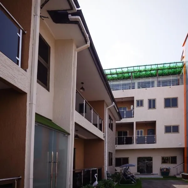 Cherry Signature Condos & Event Centre, ξενοδοχείο σε Adentan