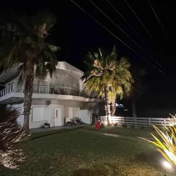 Cozy beach home in Faros, Raches, Hotel in Rákhai