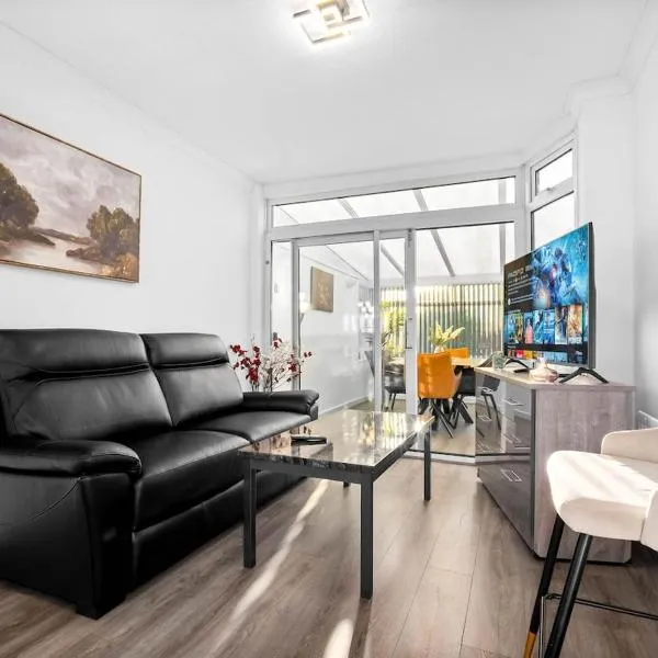 Marcot House Modern 5 bedroom house Solihull 10 mins drive from bhx & nec private off road parking, hotel v mestu Birmingham