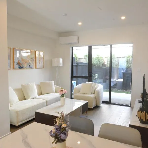 Morden 3BR Family Townhouse & Walk to Train & Free Parking & Gated Community, hotell Aucklandis