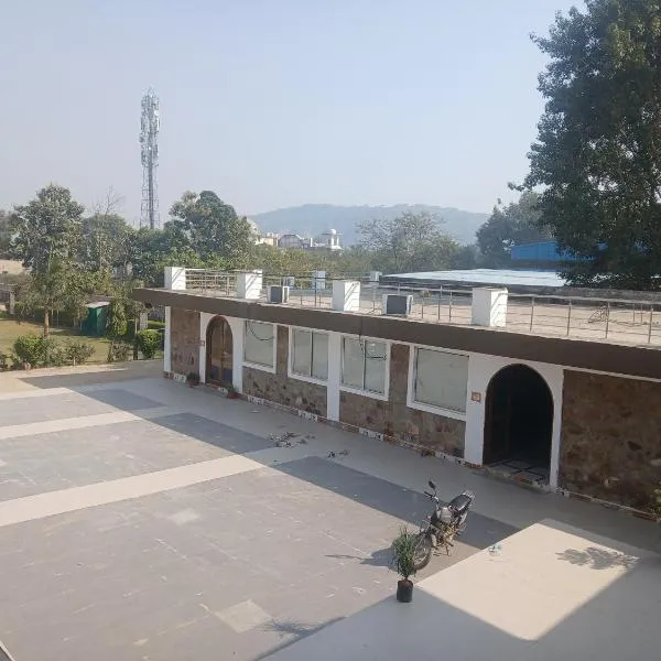 Viesnīca Holiday Sariska pilsētā Alvara