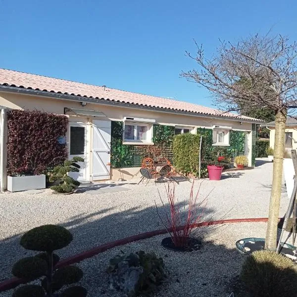 une pause quelque part au jardin des érables et des niwakis, hotel in Saint-Médard-de-Guizières