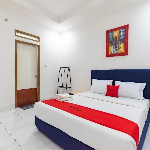 RedDoorz Plus near Universitas Maranatha Bandung 2, хотел в Бандунг