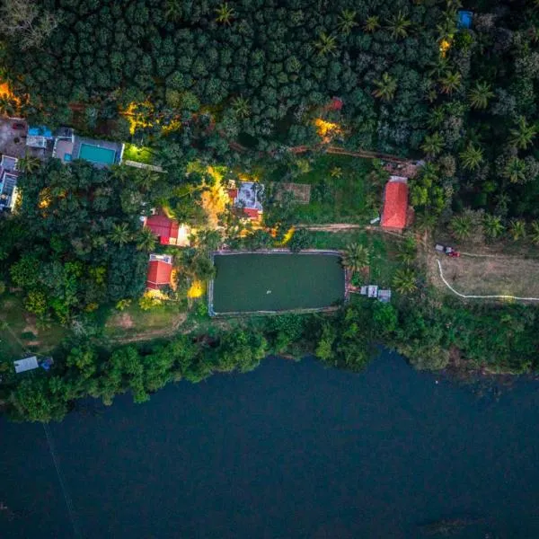 StayVista at Jims Farmstay By the River & Swimming Pool, hotel em Halgūr