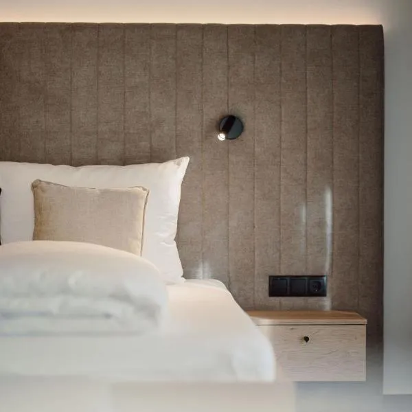 Hotel loj - our kind of place, hotel in Flachau