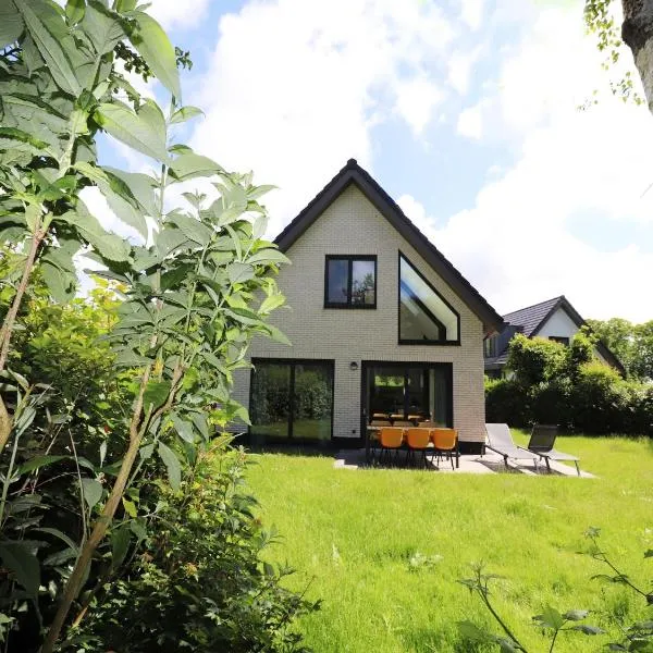 Great holiday home energy neutral on Texel with sauna and sun shower, hotel in Westermient