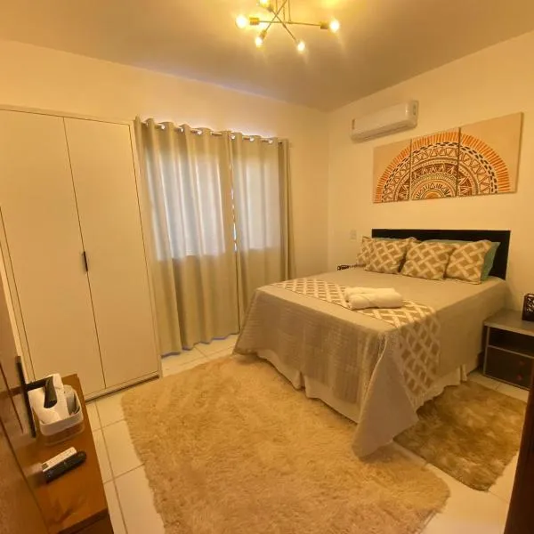 APARTAMENTO COM SUITE EM CONDOMÍNIO FECHADO com estacionamento próprio, hotel in Porto Seguro