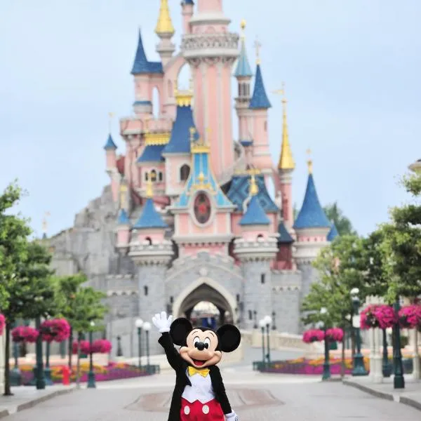 Disney 4 min, & go to Paris Eiffel Tower from 4 to 14 Guests, 4 bedrooms, free parkings, 100 m2, hotel din Chessy