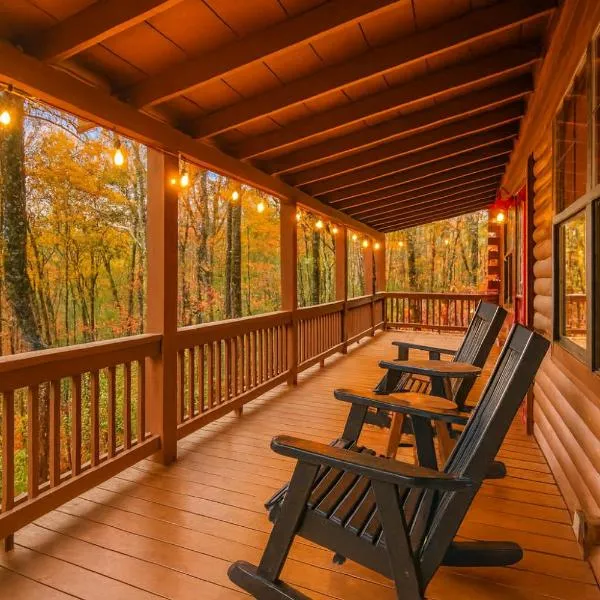 Cozy Treehouse Cabin in the woods with Firepit, hotel in Blue Ridge