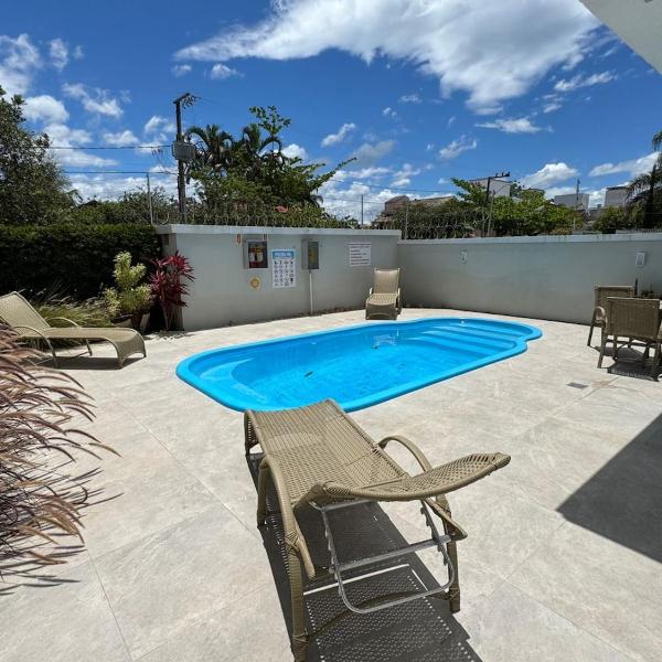 Apto amplo em Jurerê com piscina e próximo a praia