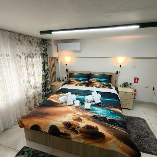 Emerald Design Home near Metro Tram 10min to Plaka, Hotel in Athen