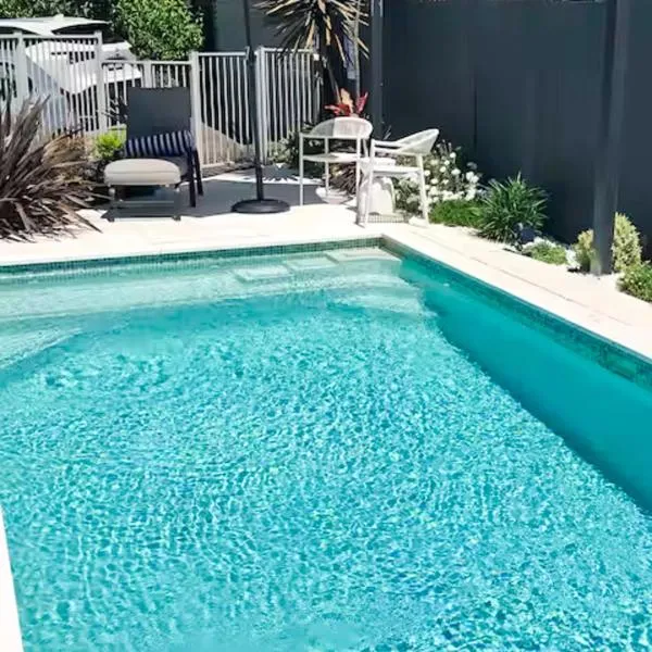 Pool Heated Lake Views 1BR Apartment, hotel em Coal Point