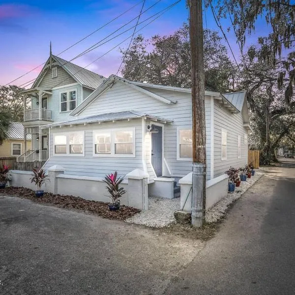 Steps to Trolley Stop 11 Renovated Home with Free EV Station, hotel em Saint Augustine