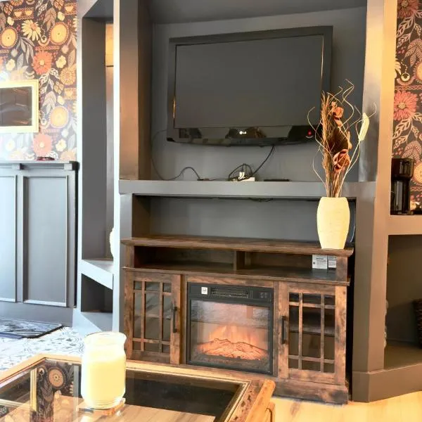 Cozy boho downtown apartment, хотел в Калгари