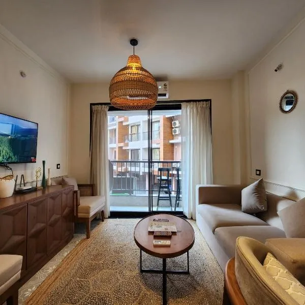 Candolim 1BHK Heaven with Pool & Free Parking - Walk to Beach، فندق في كاندوليم