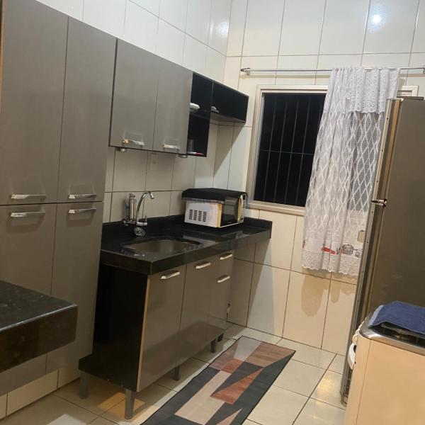 Casa completa com dois quartos e estacionamento grátis