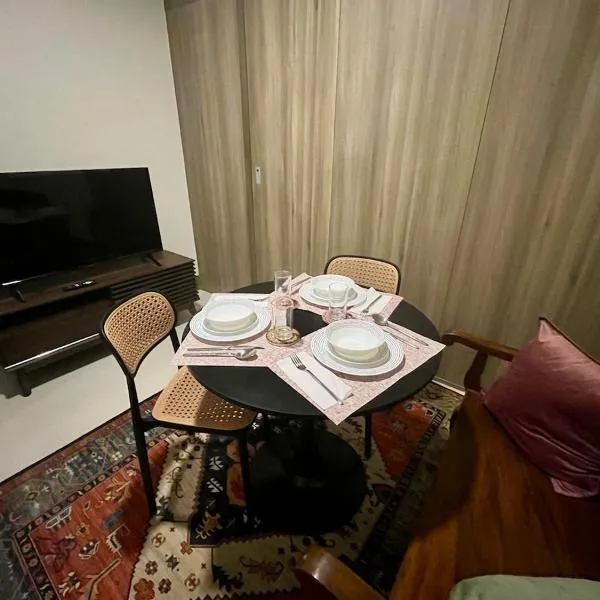Studio with Balcony, TV Netflix near Shaw MRT Station, viešbutis Maniloje