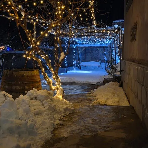 Madoyans Rest House, hotel em Antarut