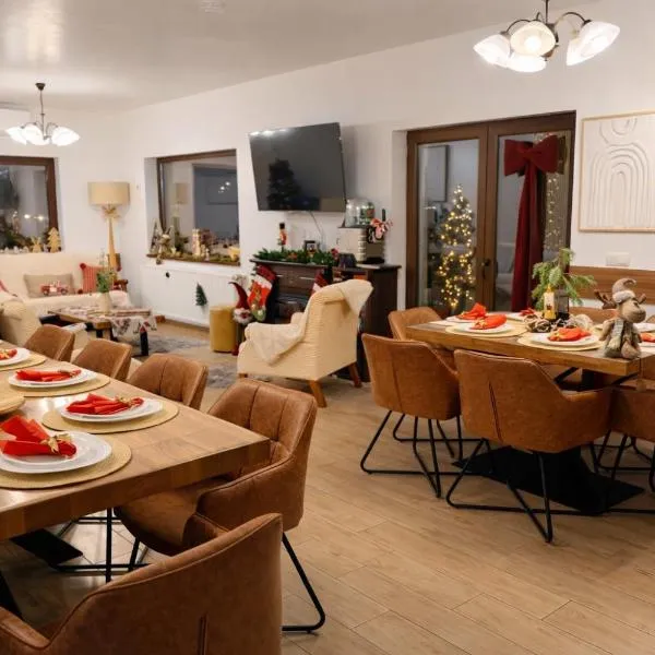 Cazare Colibița Casa Lipan cu jacuzzi, foișor și loc de joacă, hôtel à Colibiţa