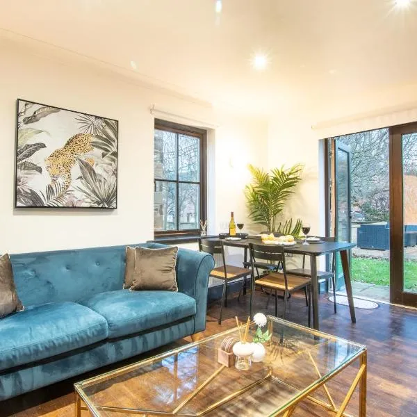 Northern Hideaways Apple Store, hotel in Chathill