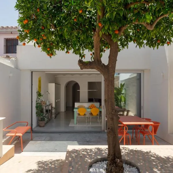 Design & art, patio with orange tree, near Seville, hotel i Carrión de los Céspedes