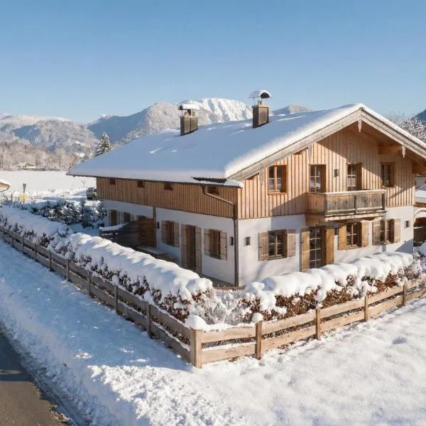 Chalet Kreuth I - Private Alpine Cahlet next to Tegernsee for Family & Friends - including Sauna & free parking، فندق في كريوث