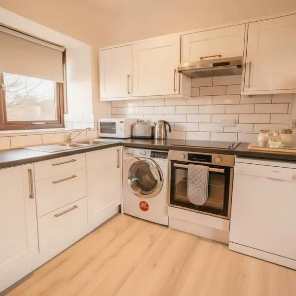 Spacious 2 Bedroom Coastal Cottage nr Bude, Hotel in Bude