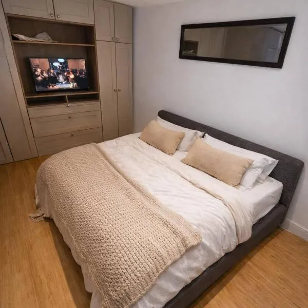 Studio in Greenford - 20 mins to Heathrow or London, хотел в Ийлинг