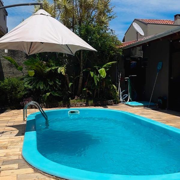 Casa com piscina, vaga para 4 carros, 200m da praia e 10km do Beto Carreiro!