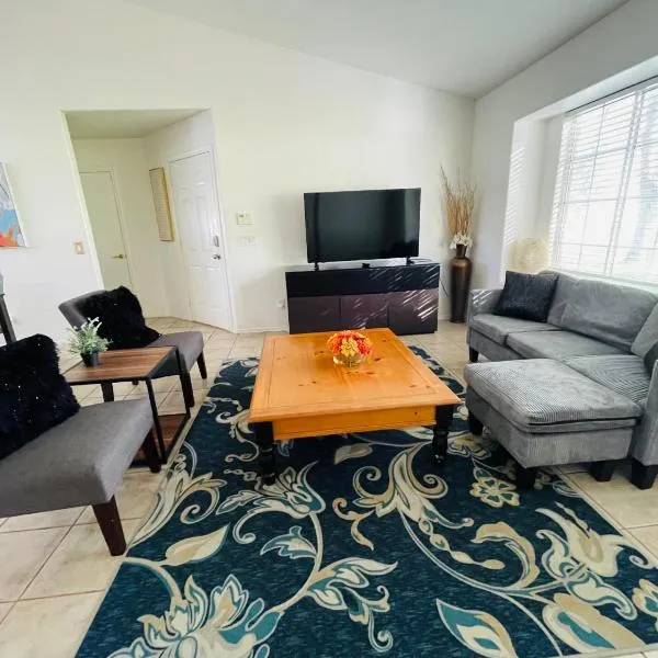 Cozy 3 Bedrooms Town home in Chandler with community pool, hotell i Chandler