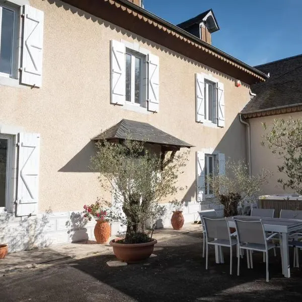 La Maison du soleil L Aulhere 3 étoiles ,Maison familiale 6-7 personnes, Grand Jacuzzi 6 p, hotel din Oloron-Sainte-Marie
