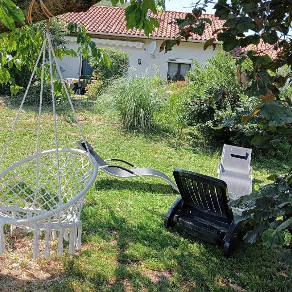 La Cabane du Berger & son terrain de pétanque، فندق في Torsiac