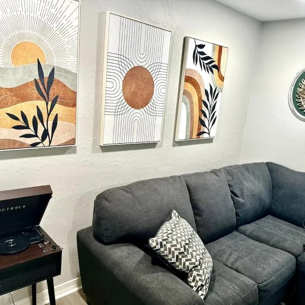 Stylish Family & Group Retreat Near UofA and Trails, hotell sihtkohas Fayetteville
