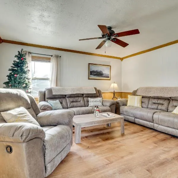 Authentic Brownsville Farmhouse: 1 Mi to River!,Brownsville的飯店