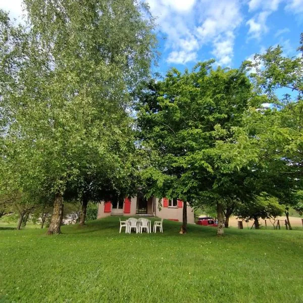 Maison individuelle avec terrain arboré, hotel di Mayrinhac-Lentour