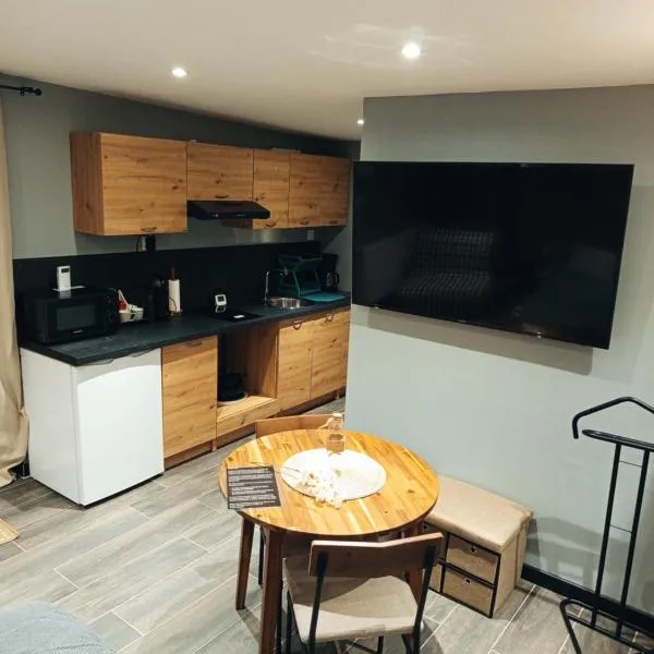 Studio cosy، فندق في Auby