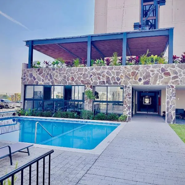 Departamento moderno con alberca, terraza y acceso controlado, hotel in Guadalajara
