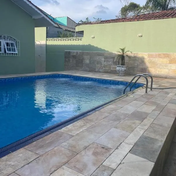 Bela casa com piscina, hotel em Mongaguá