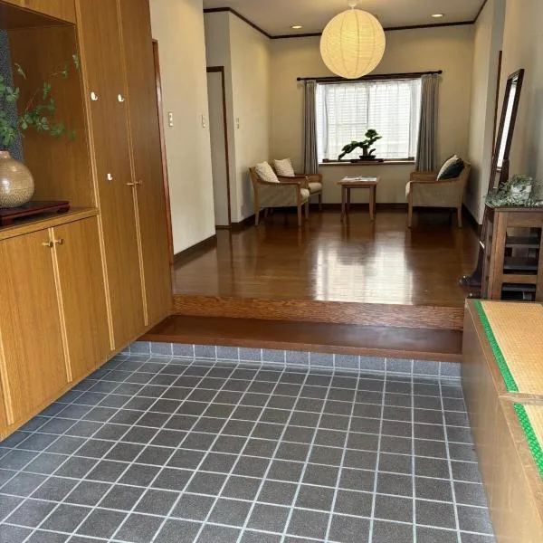 Big house right by 1st temple with 3 bed rooms，鳴門的飯店