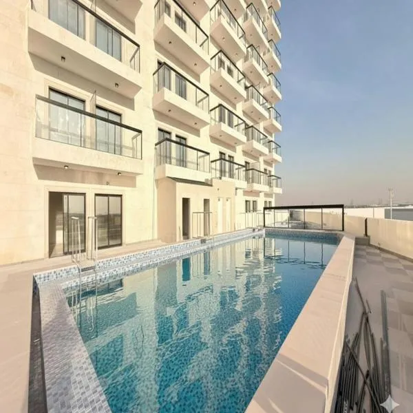 Luxury Apartment with Pool Gym & Free Parking at Equiti Gates Jebel Ali, hotel em Dubai