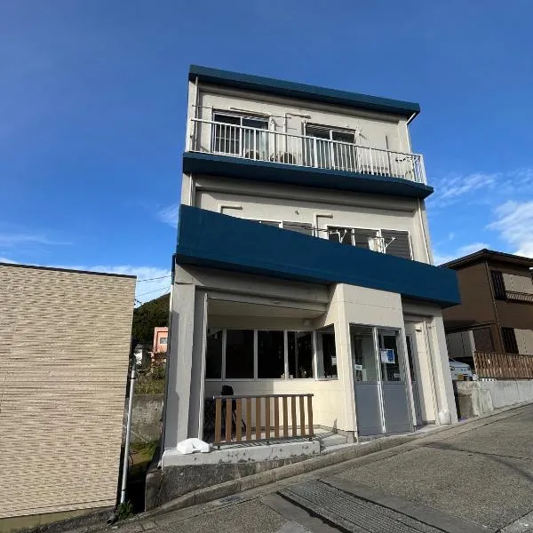 Guesthouse&Café Deep, hotel en Kōzushima